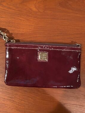 ✨ Vintage Dooney & Bourke Burgundy Patent Leather Wristlet✨